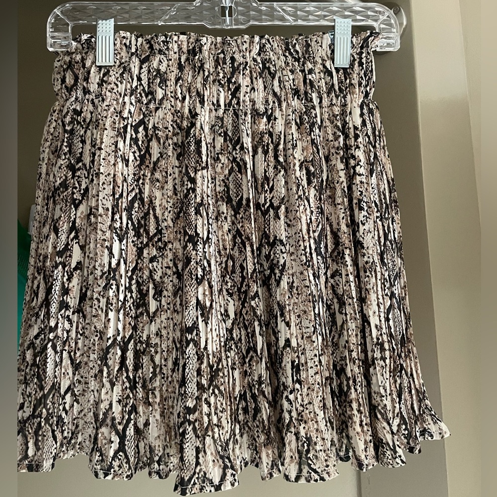 Do + Be snake print skort